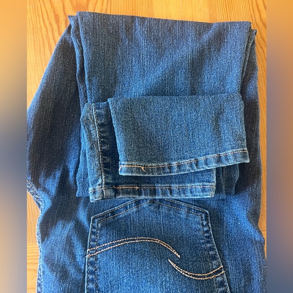 Levi’s Signature Jean’s - Picture 2 of 3